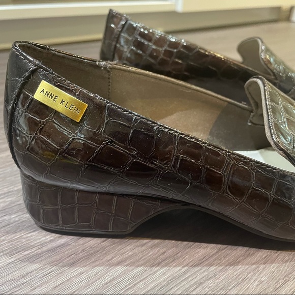 Brown Patent Croc Print Anne Klein Loafers Size 6 - Picture 4 of 4